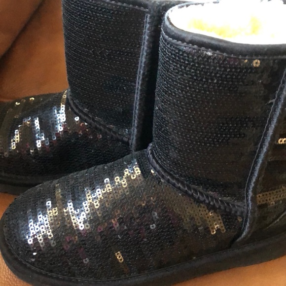 Girls UGG classic short II sequin Boots - Picture 7 of 8